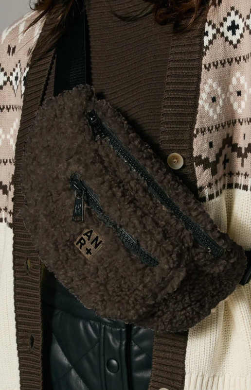 detail Dámská ledvinka Alp N Rock Everyday Shearling Belt Bag