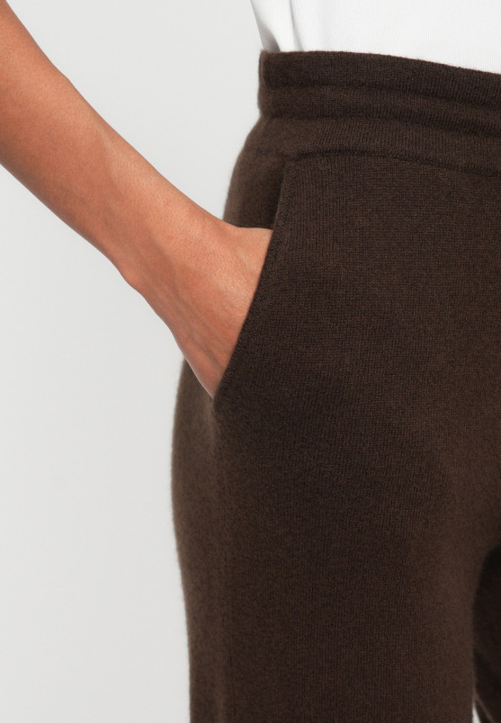 detail Dámské kalhoty FROM FUTURE REGULAR CHOCOLAT